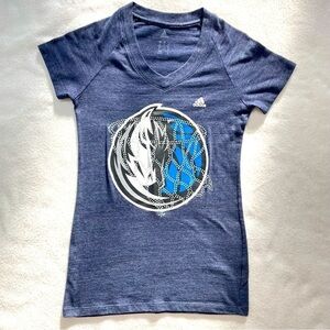 Adidas women’s short sleeve V-neck Dallas Mavericks basketball T-shirt blingy‌‍‍